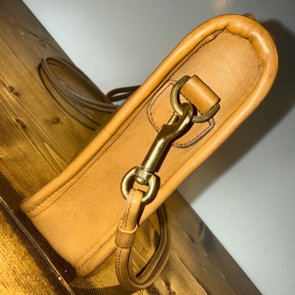 Vintage 1970s Coach #9455 British Tan Zippered Clutch Crossbody Basic Bag - Picture 4 of 11